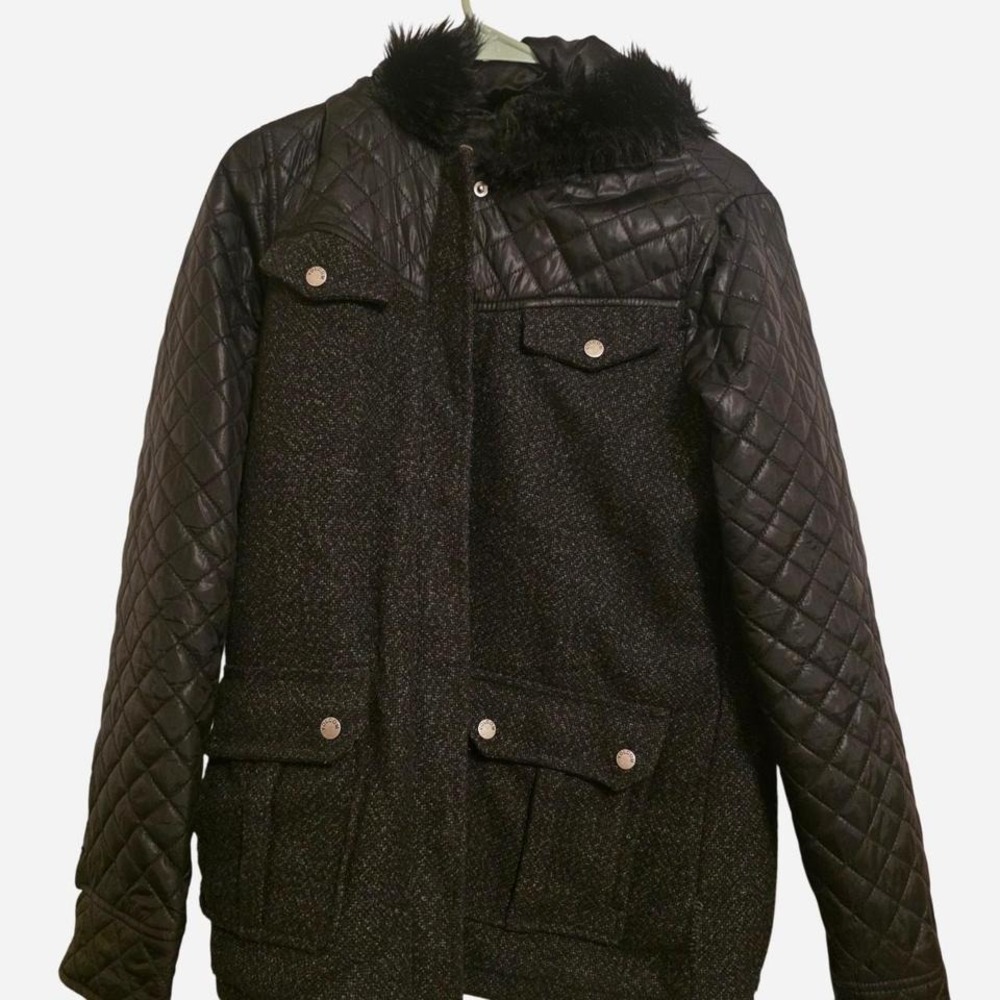 size m Volcom black quilted jacket‎ with faux fur collar
